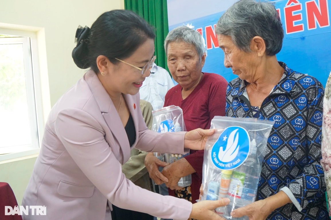 Truyền tình yêu biển, đảo Tổ quốc đến học sinh, sinh viên - 2 Truyền tình yêu biển, đảo Tổ quốc đến học sinh, sinh viên - 2