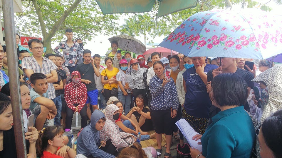 Hải Phòng: Bị nghỉ chờ việc không lương, công nhân tập trung đòi quyền lợi - 1 Hải Phòng: Bị nghỉ chờ việc không lương, công nhân tập trung đòi quyền lợi - 1