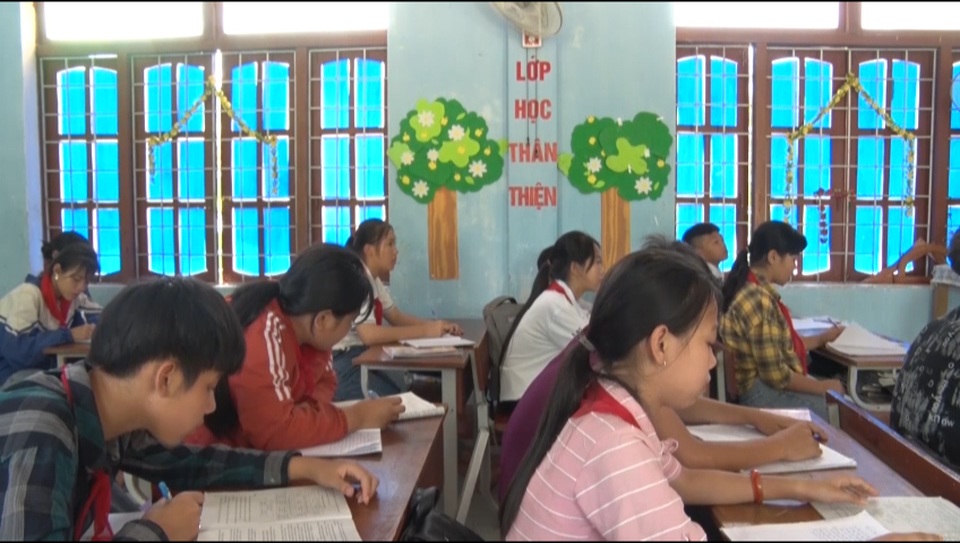 Thầy trò vùng cao căng mình theo đuổi con chữ giữa “chảo lửa” - 4 Thầy trò vùng cao căng mình theo đuổi con chữ giữa “chảo lửa” - 4