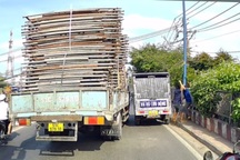 Hai tài xế xe tải đánh nhau trên cầu ở TPHCM