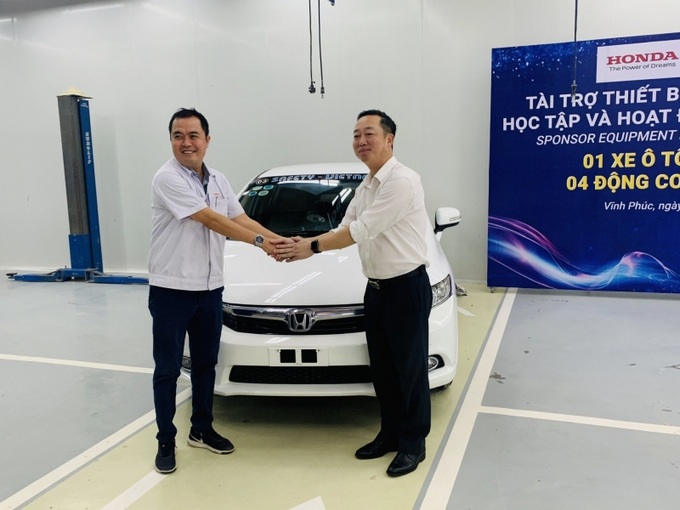 Cty Honda trao tặng ô tô  City cho nhà trường