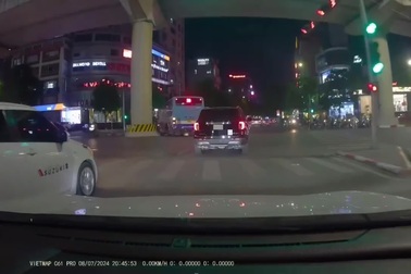 Xe máy vượt đèn đỏ, lao vút qua đầu ô tô như một cơn gió