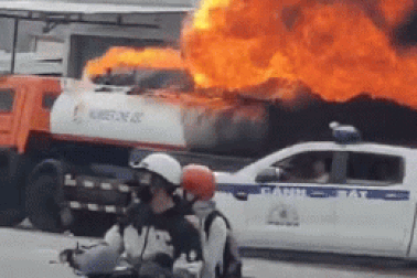 Xe bồn chở xăng bốc cháy lan sang 3 nhà dân ở TPHCM