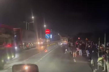 50 thanh niên cầm mã tấu đi nghênh ngang trên quốc lộ 1