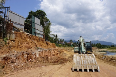 Sông lấn sát nhà dân, địa phương chạy đua xây kè xong trước mùa lũ