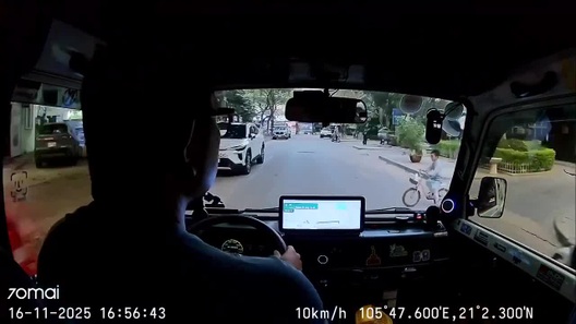 Bé trai phi xe đạp từ vỉa hè ra giữa đường, lao vào đầu ô tô