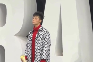 "Kình ngư" Kim Sơn gây tranh cãi vì uống trà sữa khi diễn thời trang