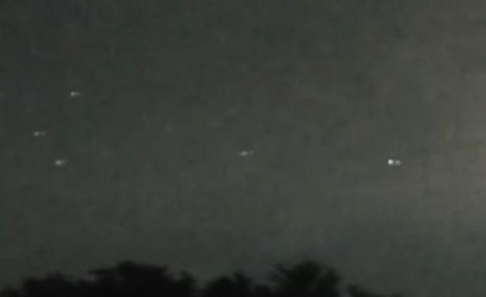 “Quân đoàn UFO” bí ẩn xuất hiện trên bầu trời nước Mỹ - 1 “Quân đoàn UFO” bí ẩn xuất hiện trên bầu trời nước Mỹ - 1