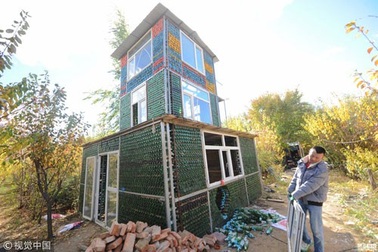 Ngôi nhà kỳ lạ được làm từ 50.000 chai bia ở Trung Quốc