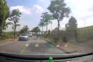 Xe tải vượt ẩu trên đường hẹp, suýt gây tai nạn