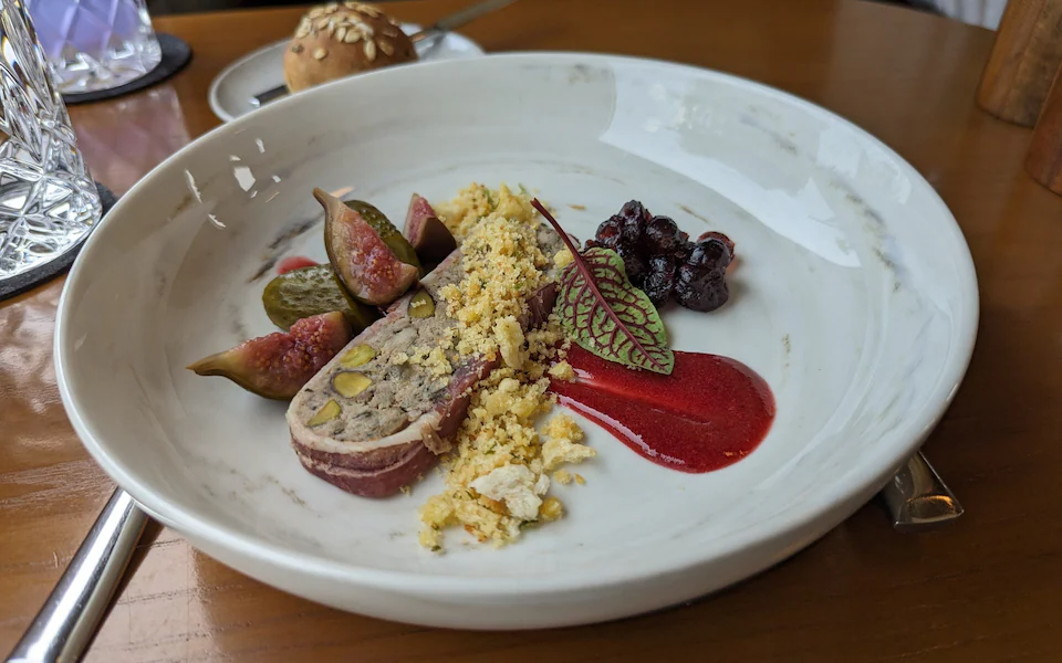 Vonattal Quy Nhonból Da Nangba utazni 8 millió VND-ba kerül, mennyire luxus a szolgáltatás? - 3 Đi tàu hỏa Quy Nhơn đến Đà Nẵng hết 8 triệu đồng, dịch vụ xa hoa tới đâu? - 3