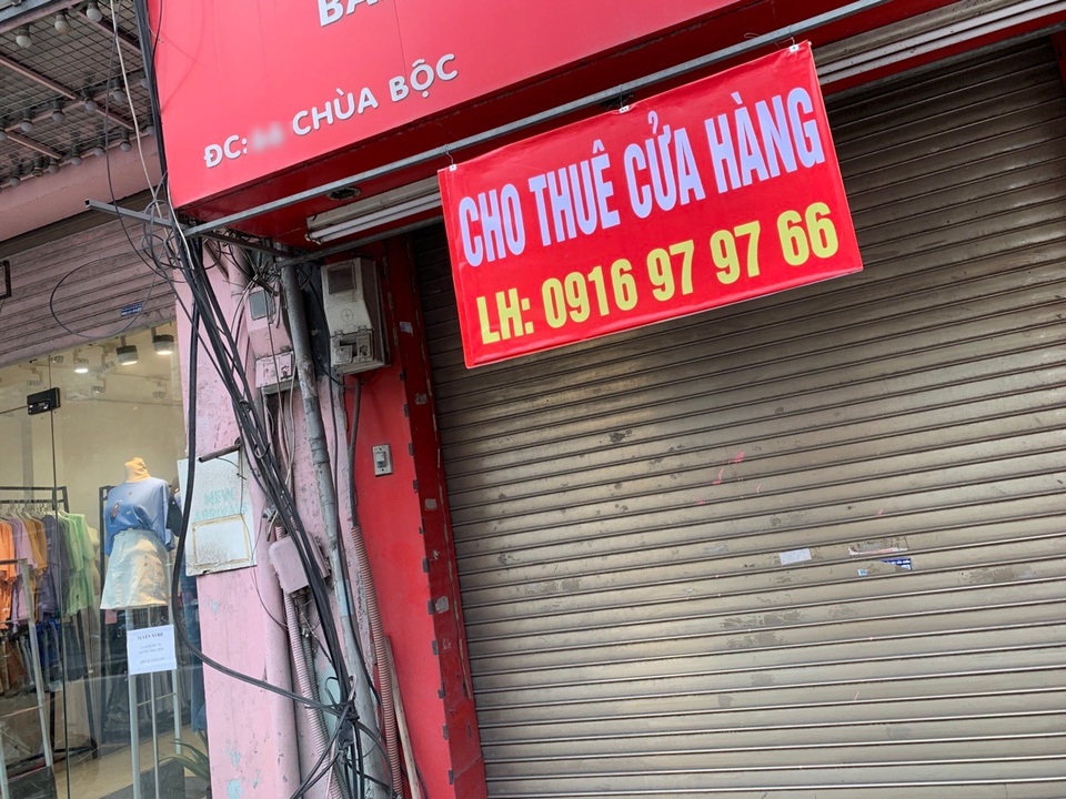 La liệt shop hàng đóng cửa, trả mặt bằng ở con phố sầm uất bậc nhất Hà Nội - 1 La liệt shop hàng đóng cửa, trả mặt bằng ở con phố sầm uất bậc nhất Hà Nội - 1