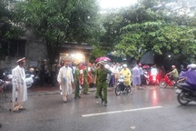 Hàng chục cảnh sát vũ trang vây bắt đối tượng ôm vũ khí cố thủ