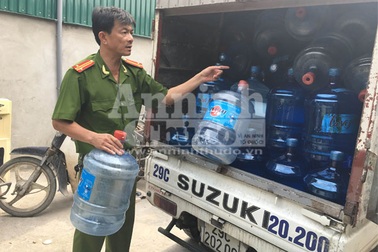 Hà Nội: Phát hiện cơ sở ngâm tẩy bình nước lọc bằng axit, soda