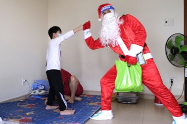 Ông già Noel "F0" mặc đồ bảo hộ phát quà cho trẻ em điều trị Covid-19