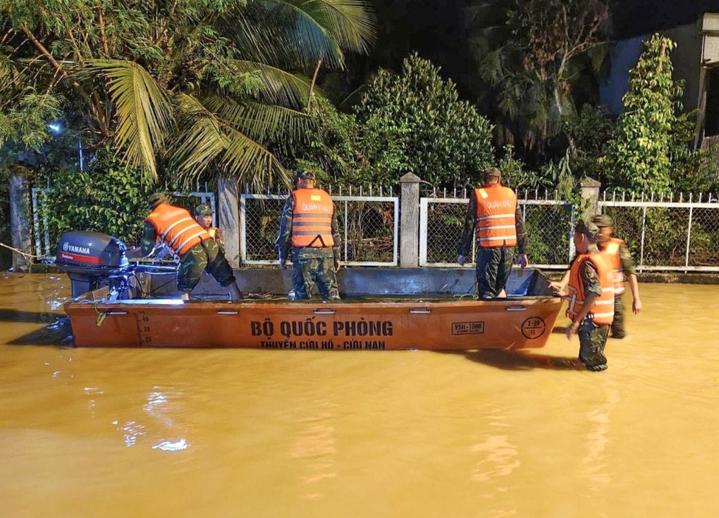 Sơ tán hàng trăm hộ dân Lâm Đồng ra khỏi vùng lũ - 1 Sơ tán hàng trăm hộ dân Lâm Đồng ra khỏi vùng lũ - 1
