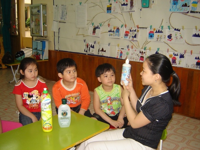Cần dạy cho trẻ biết các chất gây ngộ độc ngay trong nhà mình. Ảnh: Bạch Dương