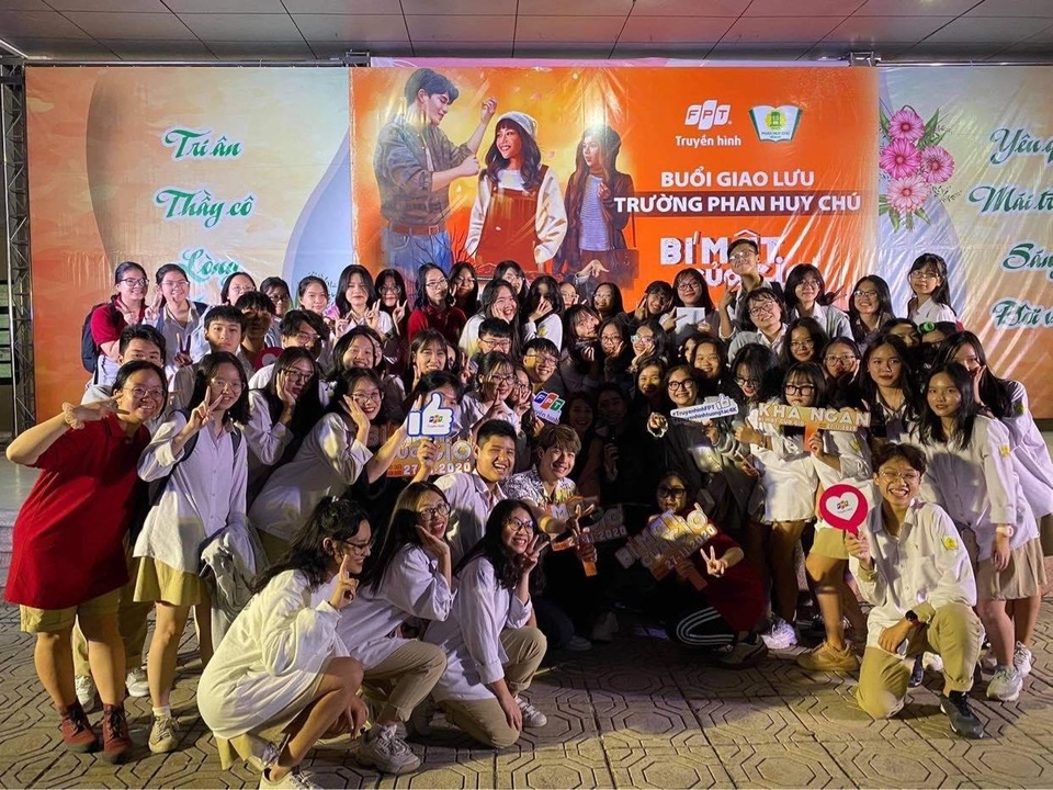 Diễn viên Bí Mật Của Gió được hàng ngàn học sinh săn đón tại Hà Nội - 6 Diễn viên Bí Mật Của Gió được hàng ngàn học sinh săn đón tại Hà Nội - 6