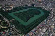 Thăm khu lăng mộ của 'Thiên hoàng thần thoại' Nhật Bản