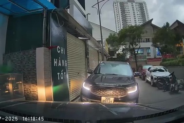 Người đàn ông bị miếng gỗ bay đập vào người trong cơn dông lốc ở Hà Nội