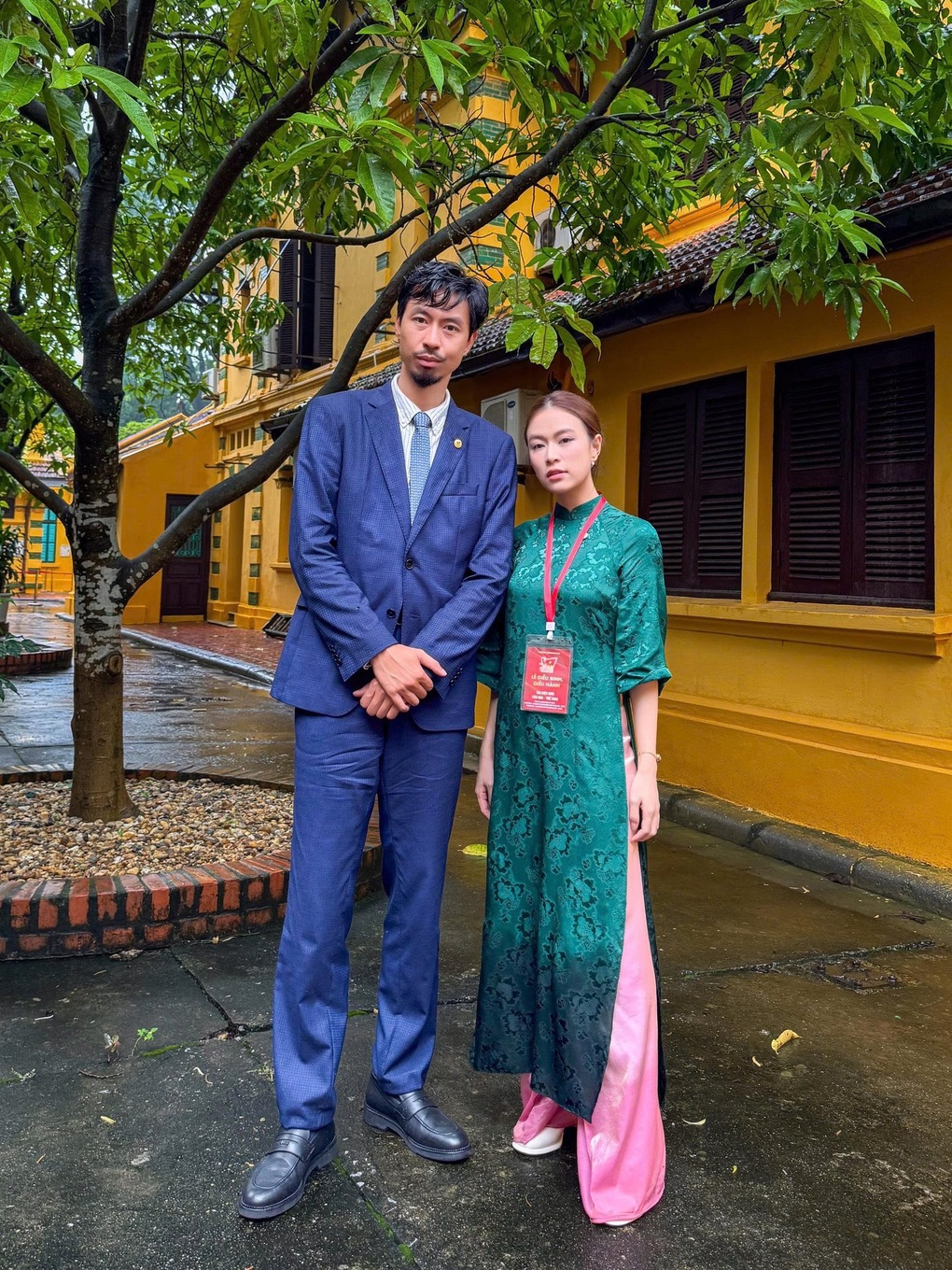 30 giây Đen Vâu cười tươi đi sau Hoàng Thùy Linh khi diễu binh gây sốt - 3 30 giây Đen Vâu cười tươi đi sau Hoàng Thùy Linh khi diễu binh gây sốt - 3