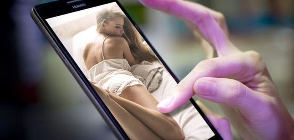 Chàng trai tự sát vì bị người nhà phát hiện smartphone có chứa ảnh nóng - 1 Chàng trai tự sát vì bị người nhà phát hiện smartphone có chứa ảnh nóng - 1