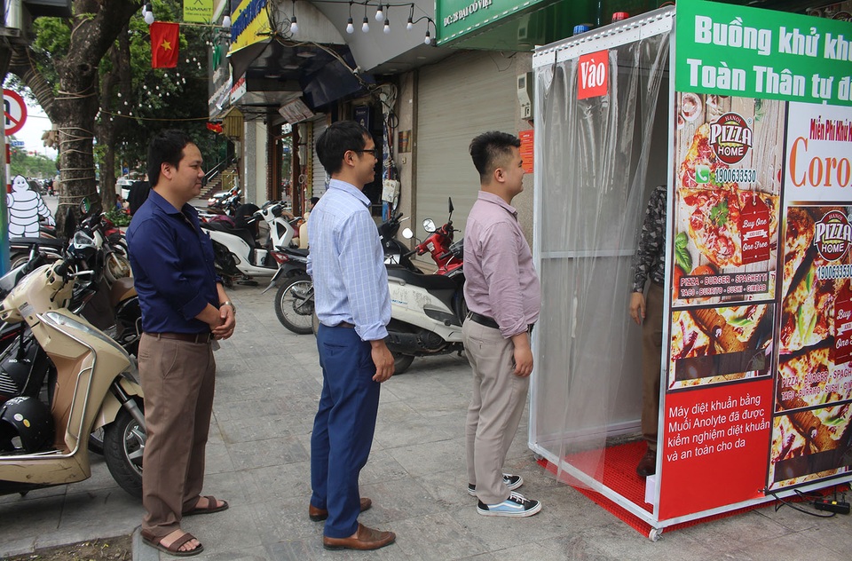 Lo sợ dịch Covid-19, tiệm bánh ở Hà Nội trang bị buồng khử khuẩn - 1 Lo sợ dịch Covid-19, tiệm bánh ở Hà Nội trang bị buồng khử khuẩn - 1
