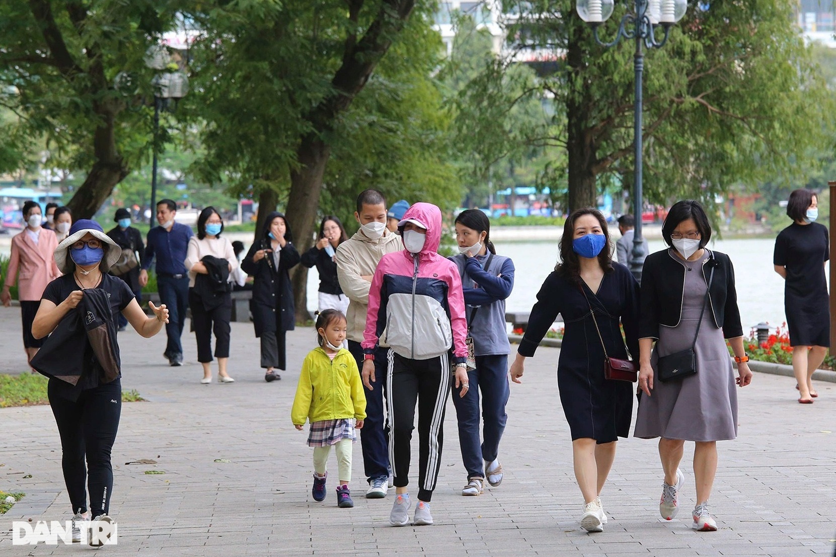 Hà Nội rét đậm, người ra đường phải nép sát nhau, mặc áo mưa tránh gió lạnh - 12 Hà Nội rét đậm, người ra đường phải nép sát nhau, mặc áo mưa tránh gió lạnh - 12