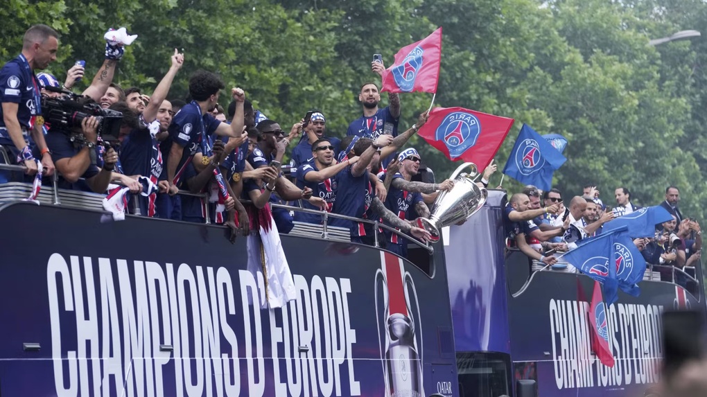 Biển người chào đón các cầu thủ PSG ăn mừng chức vô địch Champions League - 2 Biển người chào đón các cầu thủ PSG ăn mừng chức vô địch Champions League - 2