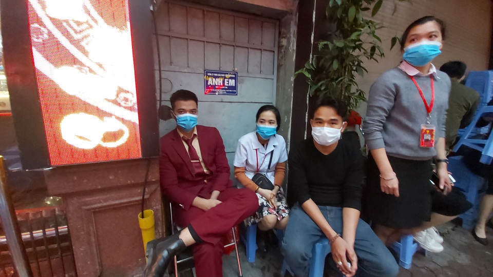 Mua vào, bán ra mất không 1 triệu đồng/lượng: Các cửa hàng vàng thưa thớt ngày vía Thần Tài - 3 Mua vào, bán ra mất không 1 triệu đồng/lượng: Các cửa hàng vàng thưa thớt ngày vía Thần Tài - 3