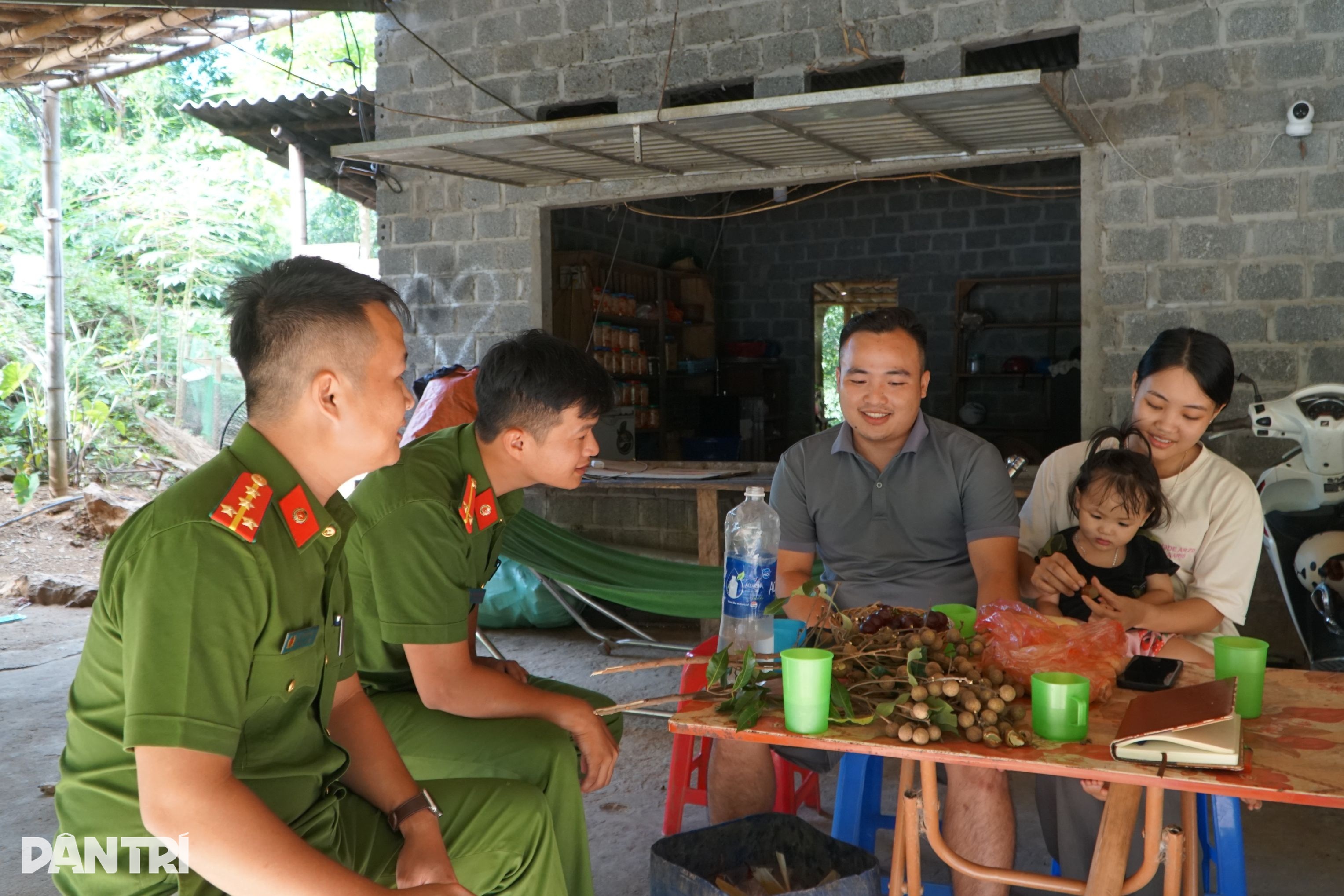 Đại úy công an livestream bán nông sản giúp dân bản thoát nghèo - 4 Đại úy công an livestream bán nông sản giúp dân bản thoát nghèo - 4