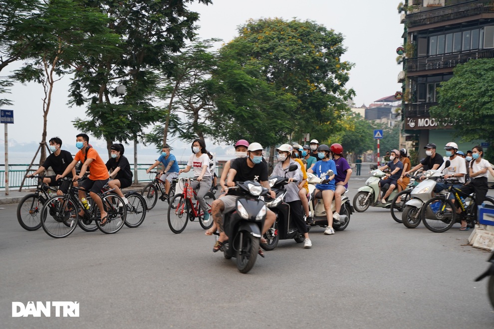 Hồ Gươm bị cấm, dân Hà Nội đổ ra chật kín đường ven hồ Tây đạp xe, chạy bộ - 6 Hồ Gươm bị cấm, dân Hà Nội đổ ra chật kín đường ven hồ Tây đạp xe, chạy bộ - 6