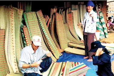 Khóc như mưa khi nhận… thưởng Tết