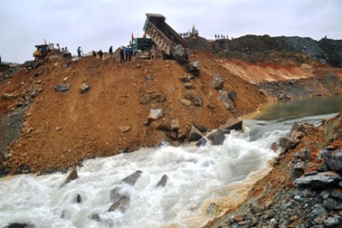 Nước lớn, xà lan bị lật úp gây nguy hiểm hồ thủy lợi lớn thứ 2 Bắc Trung Bộ