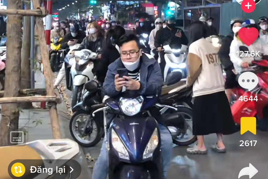 Hình ảnh các chàng trai ngồi vạ vật đợi phái nữ sắm Tết - 4 Hình ảnh các chàng trai ngồi vạ vật đợi phái nữ sắm Tết - 4