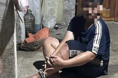 Nam sinh lớp 8 bị hàng xóm xích chân, đánh đập bằng thanh sắt