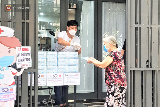Người nước ngoài tặng nhu yếu phẩm, khẩu trang tiếp sức Đà Nẵng chống Covid-19: Chúng tôi muốn trả ơn thành phố này - Ảnh 2. Người nước ngoài tặng nhu yếu phẩm, khẩu trang tiếp sức Đà Nẵng chống Covid-19: Chúng tôi muốn trả ơn thành phố này - Ảnh 2.
