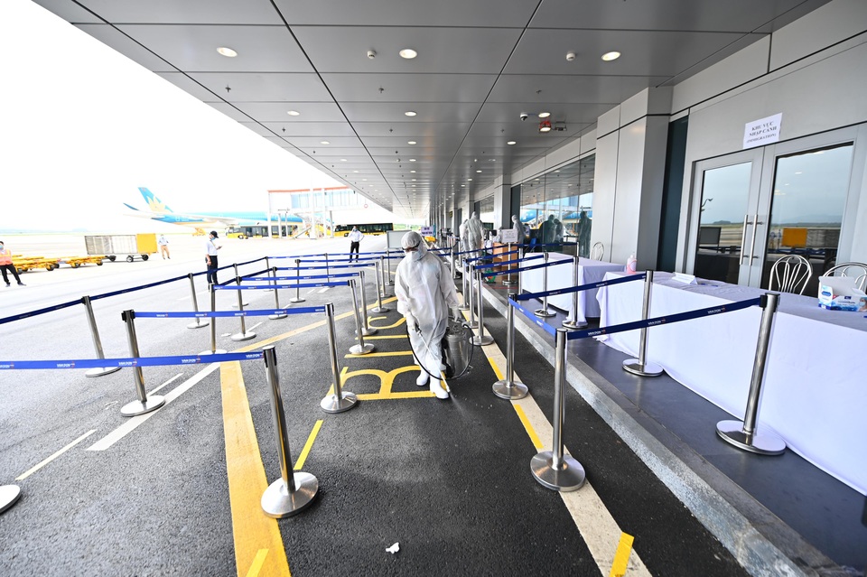 308 kỹ sư Samsung từ Hàn Quốc hạ cánh xuống sân bay Vân Đồn - 6