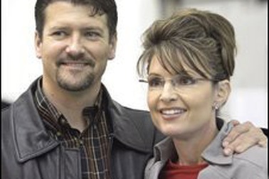 Sarah Palin “lạm dụng quyền lực”