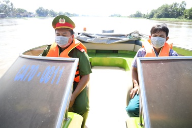 Trung úy công an lao xuống sông cứu nam thanh niên nhảy cầu tự tử