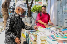 Tiệm sách "ve chai" của cụ ông không nhà, không tiền, không gia đình