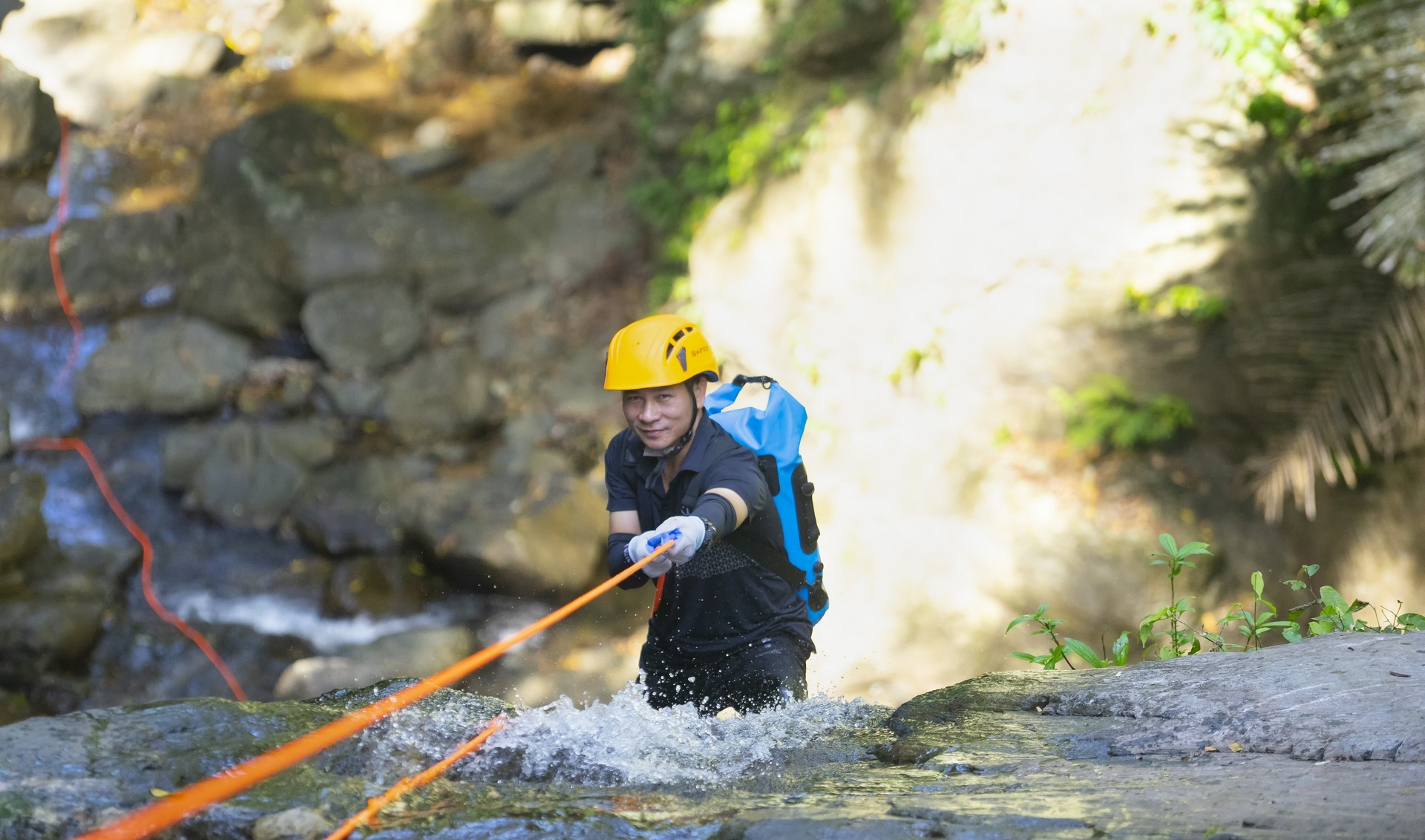 Journey to explore Cha Loi cave, adventurous waterfall rafting in western Truong Son - 10