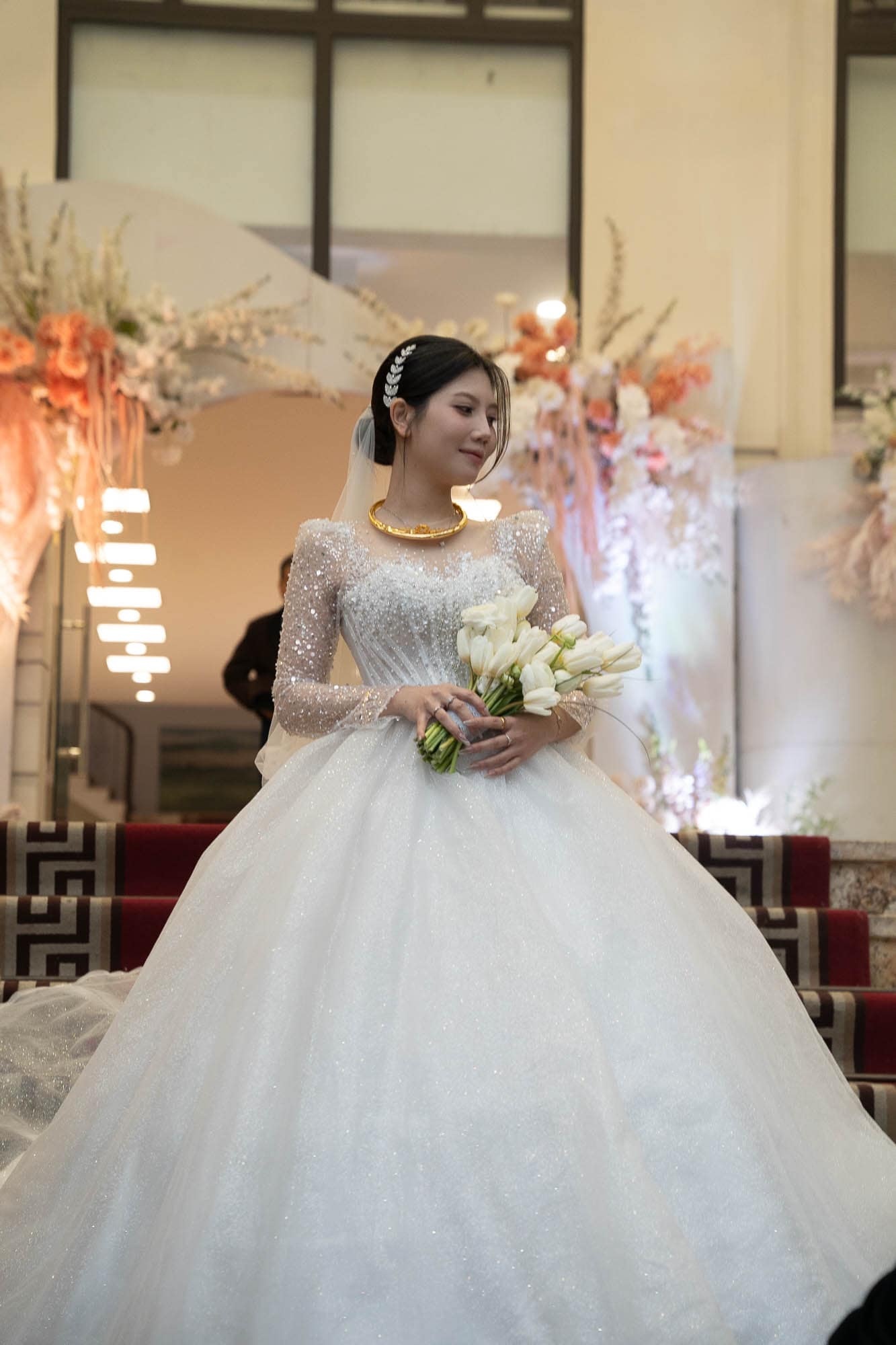 Moment, w którym ojczym płakał, przyprowadzając pasierba do domu męża, stał się viralem - 4 Khoảnh khắc bố dượng khóc nức nở đưa con riêng về nhà chồng gây sốt  - 4