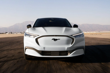 Xe Mustang chạy điện có doanh số cao gần gấp đôi bản chạy xăng