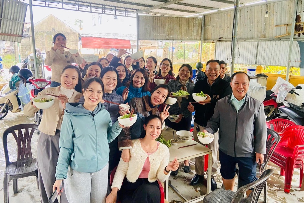 Phơi chữ sau lụt, đón học sinh trở lại lớp - 3