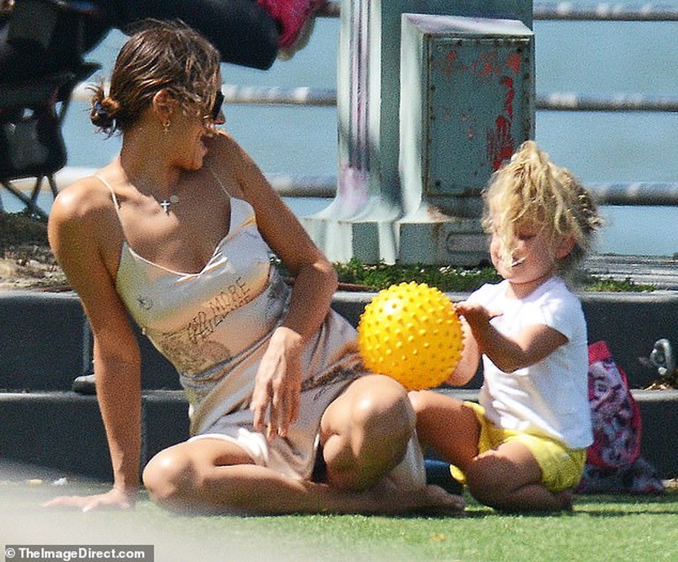 Irina Shayk lại xuất hiện bên bồ cũ của Heidi Klum - 3 Irina Shayk lại xuất hiện bên bồ cũ của Heidi Klum - 3