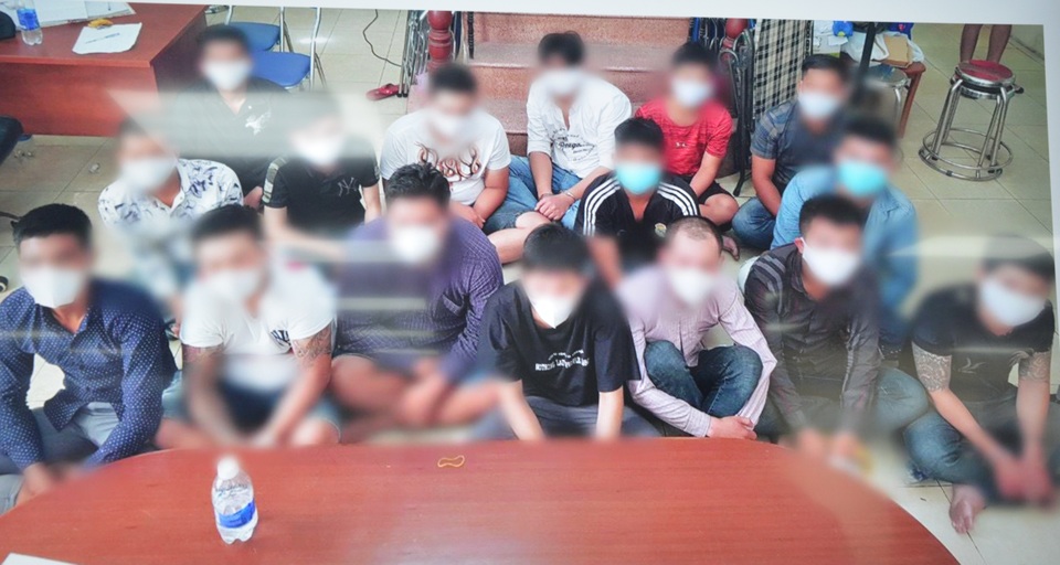 Truy tìm đối tượng cầm đầu băng giang hồ “áo cam” đánh người, đập quán ốc - 3 Truy tìm đối tượng cầm đầu băng giang hồ “áo cam” đánh người, đập quán ốc - 3