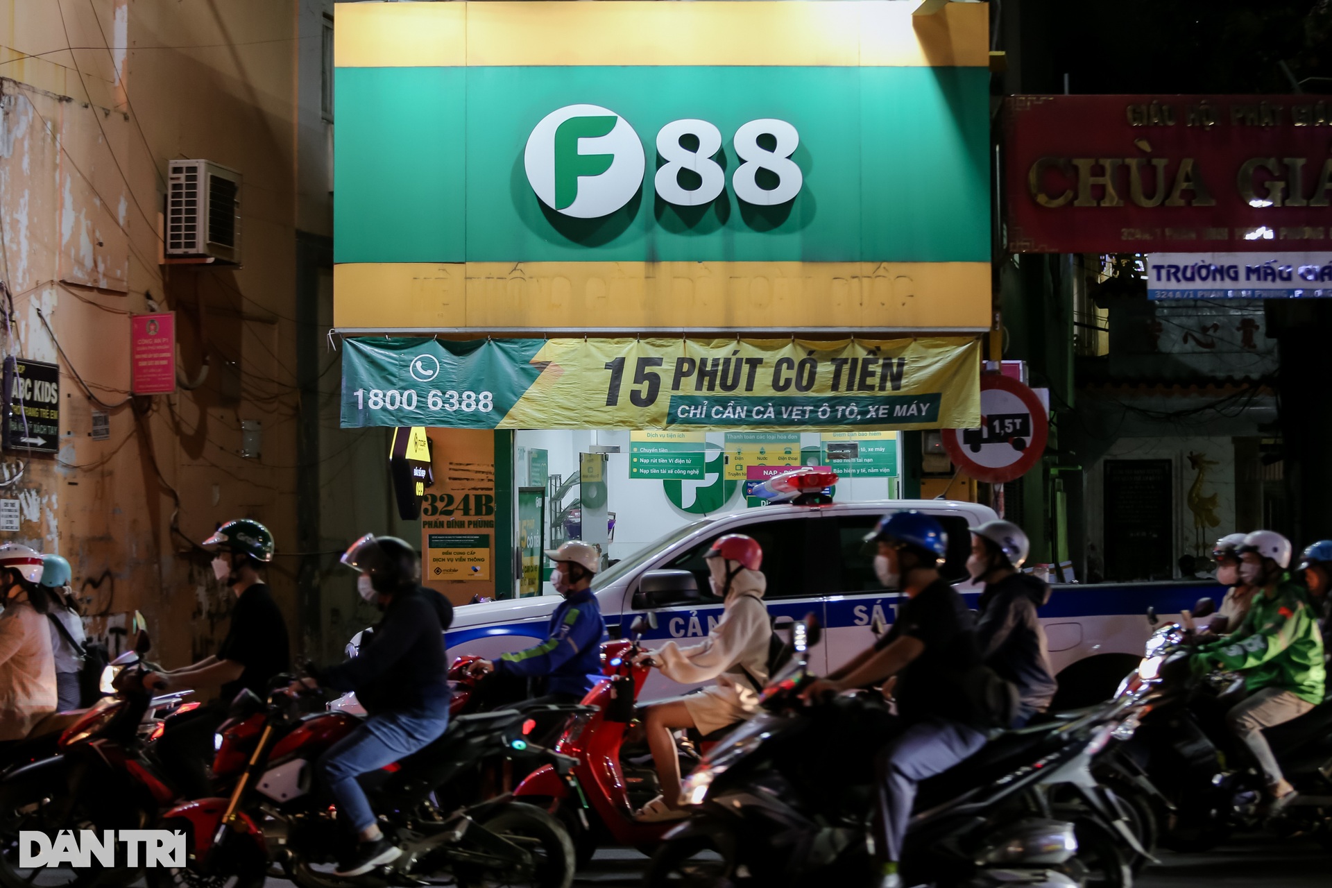 Cảnh sát khám xét hàng loạt chi nhánh Công ty F88 ở TPHCM - 3 Cảnh sát khám xét hàng loạt chi nhánh Công ty F88 ở TPHCM - 3
