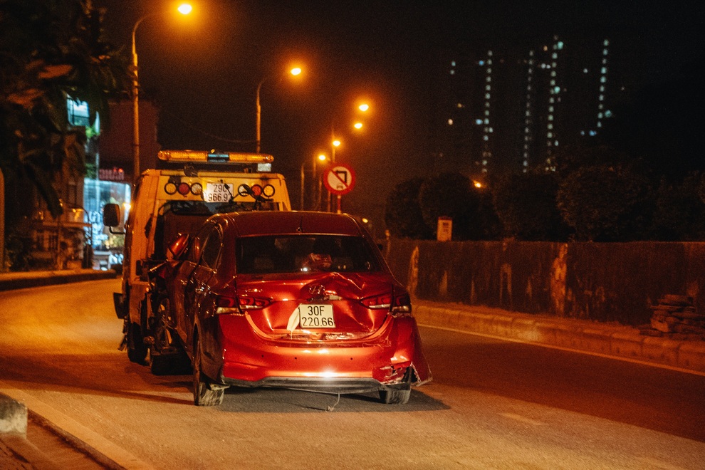 5 xe tông nhau liên hoàn, 2 người văng xuống chân đê, đầu ô tô nát bét - 2 5 xe tông nhau liên hoàn, 2 người văng xuống chân đê, đầu ô tô nát bét - 2