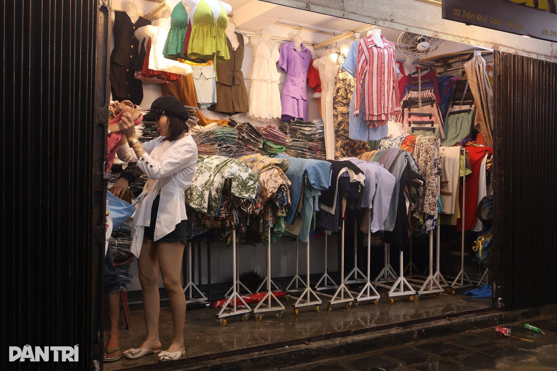 Lũ lên nhanh, người dân phố cổ Hội An khẩn trương sơ tán trong đêm - 4 Lũ lên nhanh, người dân phố cổ Hội An khẩn trương sơ tán trong đêm - 4